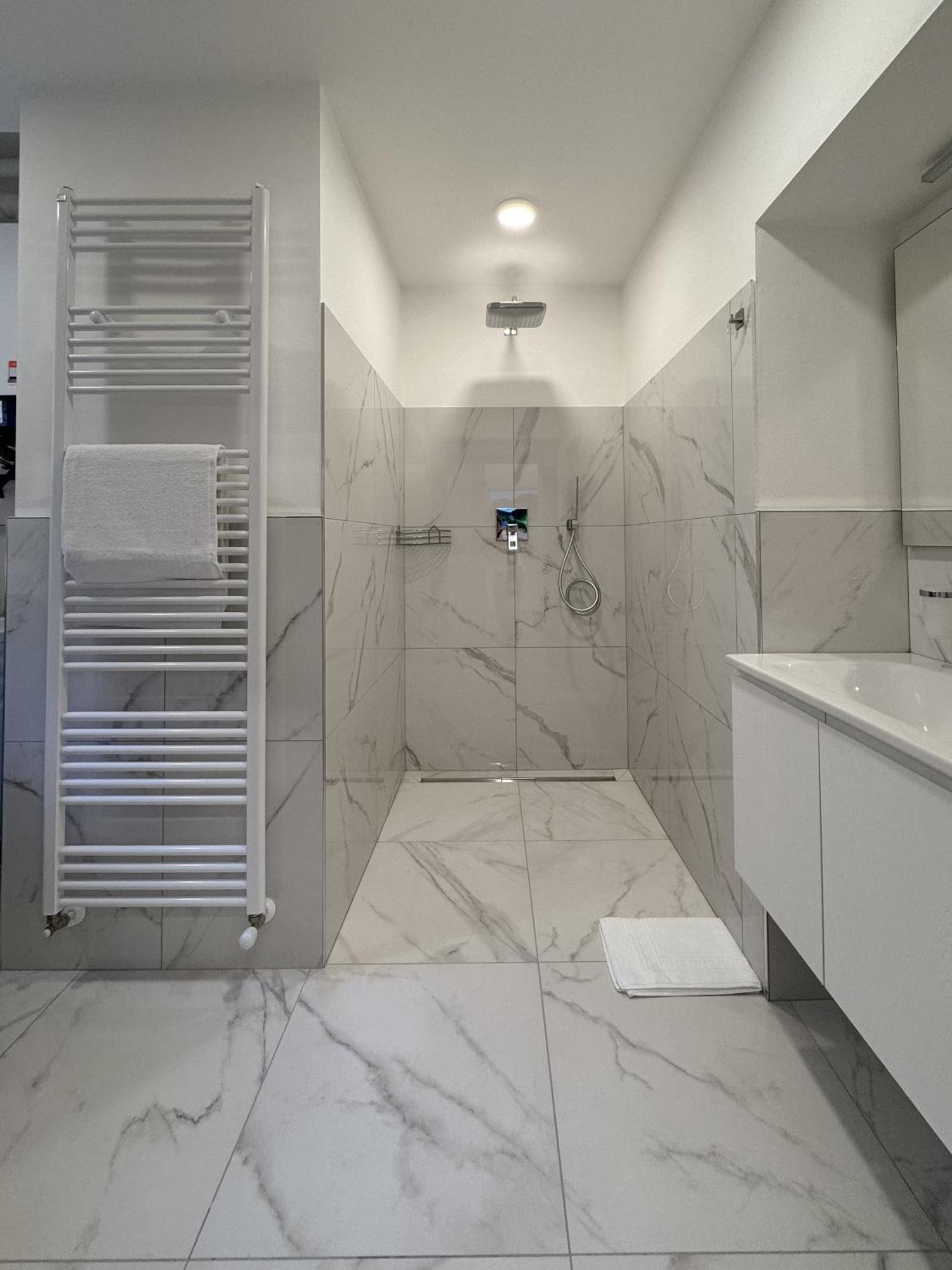 Belvedere 237B Lakeview Luxury Apartment Ghiffa Luaran gambar