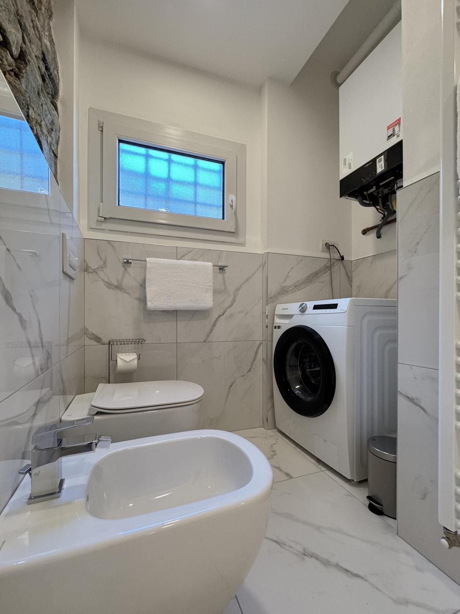 Belvedere 237B Lakeview Luxury Apartment Ghiffa Luaran gambar